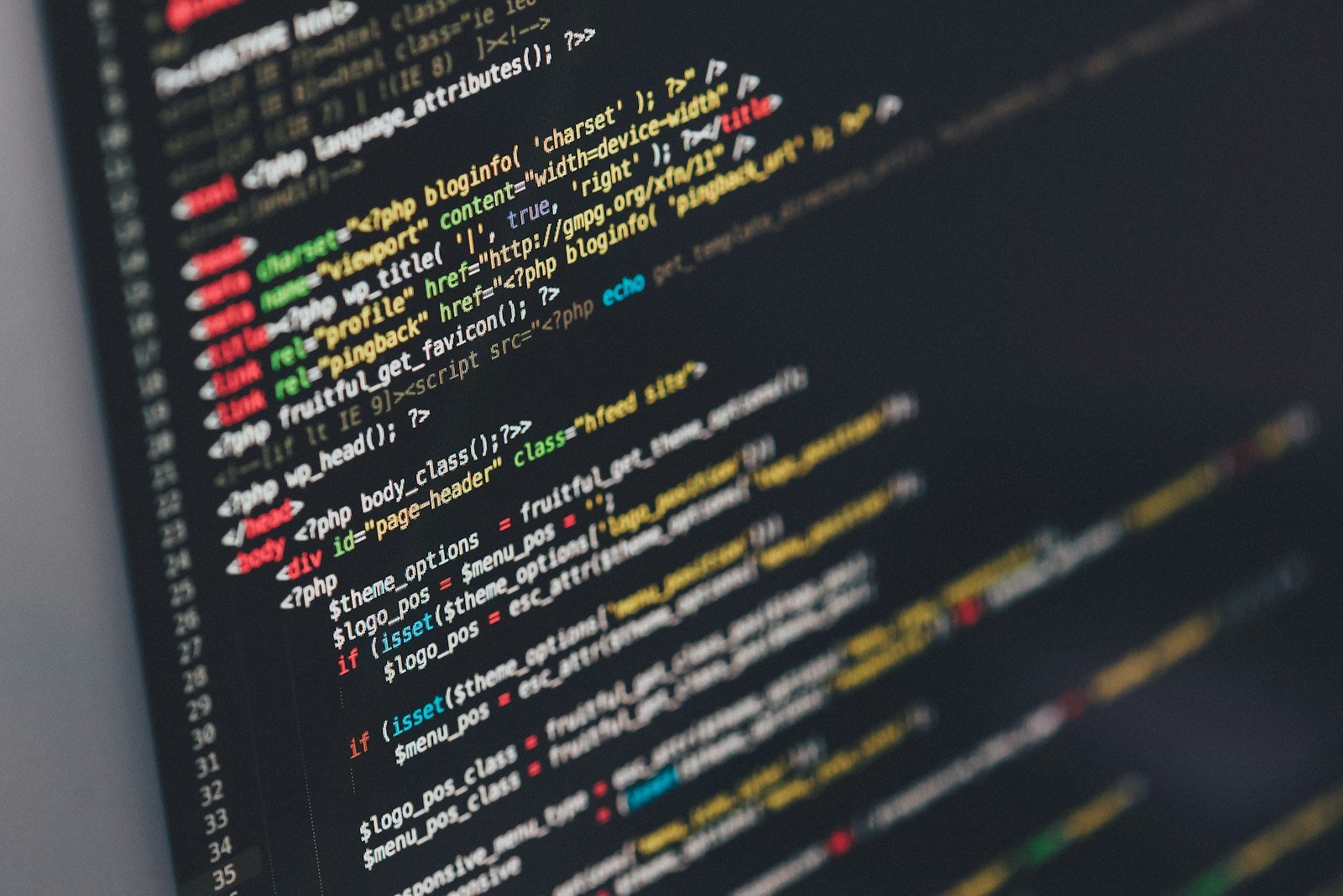 A code editor showing the HTML head of a web page: title, charset and meta tags